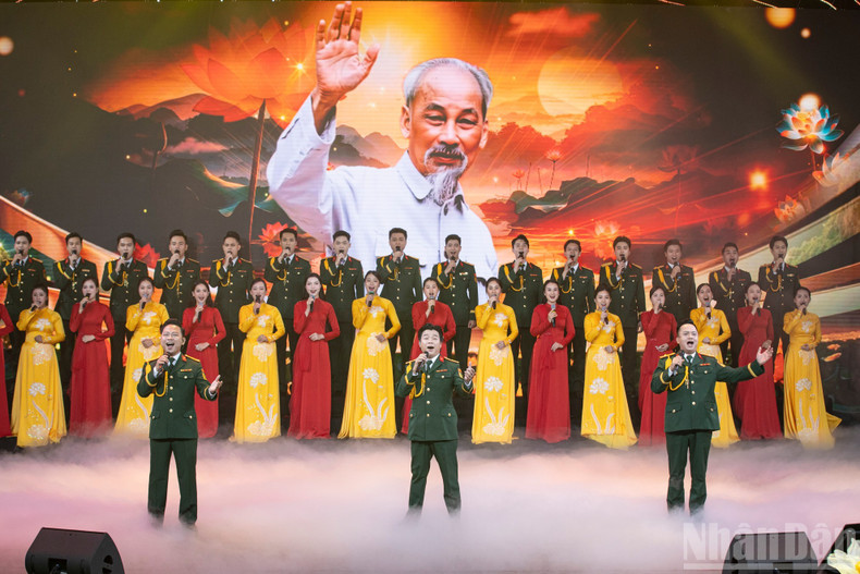 The programme aimed to share experiences and showcase the deeds of collectives and individuals with outstanding achievements, highlighting exemplary role models while inspiring and motivating cadres, Party members, and the public in the armed forces to intensify their efforts to study and practice Ho Chi Minh’s thought, morality, and style. 3.jpg