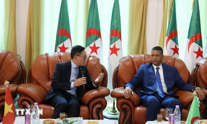 Vietnamese Ambassador to Algeria Tran Quoc Khanh (L) and Batna Governor Mohamed Benmalek. (Photo: VNA) Vietnamese Ambassador to Algeria Tran Quoc Khanh (L) and Batna Governor Mohamed Benmalek. (Photo: VNA)