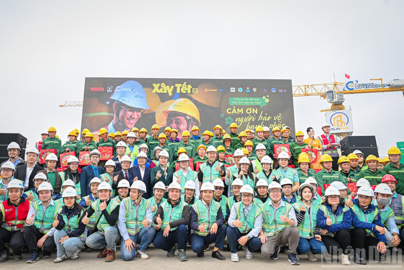 Leaders take commemorative photos with workers at the event.