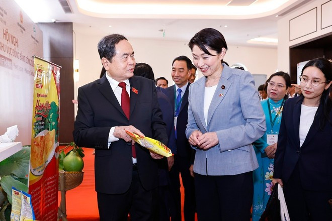 National Assembly Chairman Tran Thanh Man and Chairwoman of the Japan-Viet Nam Parliamentary Friendship Alliance Obuchi Yuko visit an exhibition of products on the event's sidelines (Photo: VNA) National Assembly Chairman Tran Thanh Man and Chairwoman of the Japan-Viet Nam Parliamentary Friendship Alliance Obuchi Yuko visit an exhibition of products on the event's sidelines (Photo: VNA)