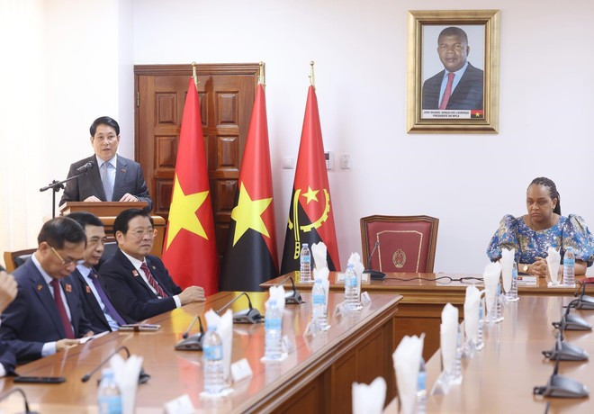 State President Luong Cuong holds a working session with Mara Quiosa, Vice President of the ruling People’s Movement for the Liberation of Angola (MPLA) as part of his state visit to Angola on August 8 (local time). (Photo: VNA) State President Luong Cuong holds a working session with Mara Quiosa, Vice President of the ruling People’s Movement for the Liberation of Angola (MPLA) as part of his state visit to Angola on August 8 (local time). (Photo: VNA)