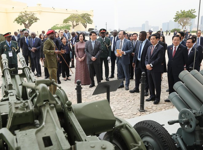 President Luong Cuong and his spouse visit Angola's National Museum of Military History. (Photo: VNA) President Luong Cuong and his spouse visit Angola's National Museum of Military History. (Photo: VNA)