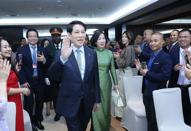 President Luong Cuong and his spouse meet with staff of the Vietnamese Embassy and representatives of the Vietnamese community in Angola on August 7. (Photo: VNA) President Luong Cuong and his spouse meet with staff of the Vietnamese Embassy and representatives of the Vietnamese community in Angola on August 7. (Photo: VNA)