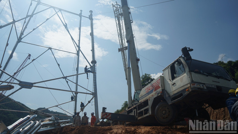 Representatives of the investor, contractors, construction units and supporting forces all share a high level of determination to complete the energisation of the project by August 19, 2025, in line with the Prime Minister’s directive. (Photo: TRUNG HUNG) 11.jpg