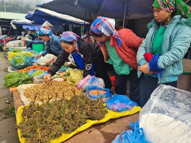 A variety of mountain specialties on sale at the market. (Photo: Kieu Le) image-1.jpg