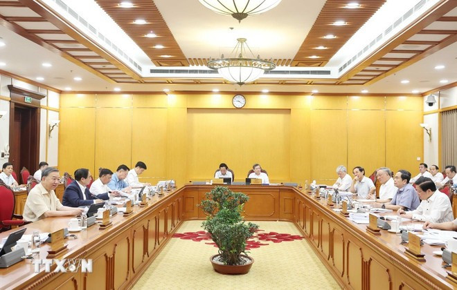 An overview of the meeting of the Party Central Committee’s Politburo and Secretariat on July 4 to discuss the implementation of resolutions and conclusions regarding the reorganisation of administrative units. (Photo: VNA) An overview of the meeting of the Party Central Committee’s Politburo and Secretariat on July 4 to discuss the implementation of resolutions and conclusions regarding the reorganisation of administrative units. (Photo: VNA)