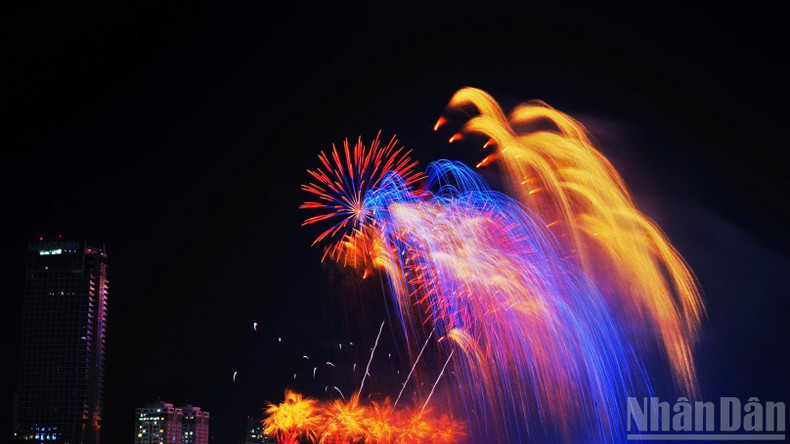 Bursts of golden and blue fireworks from the RoK team. (Photo: Thang Long) 3-1324.jpg