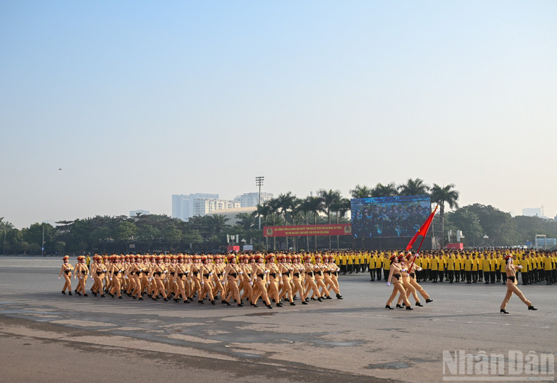 Forces tasked with protecting the 14th National Party Congress conduct formation reviews, parades of vehicles and technical equipment, and other activities in accordance with the approved plan. (Photo: DUY LINH)