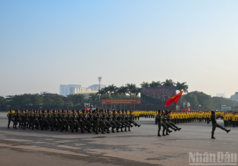 Forces tasked with protecting the 14th National Party Congress conduct formation reviews, parades of vehicles and technical equipment, and other activities in accordance with the approved plan. (Photo: DUY LINH)