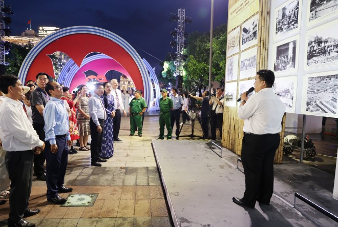 Delegates visit a photo exhibition showcasing the formation, construction, and development of Saigon – Cho Lon – Gia Dinh – Ho Chi Minh City. (Photo: VNA) Delegates visit a photo exhibition showcasing the formation, construction, and development of Saigon – Cho Lon – Gia Dinh – Ho Chi Minh City. (Photo: VNA)