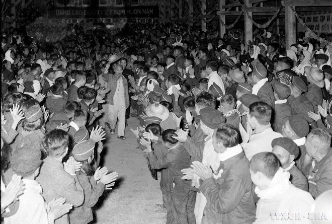 On the occasion of the Lunar New Year 1956, President Ho Chi Minh visit students of the Ethnic Minority Cadre School. (Photo: VNA) On the occasion of the Lunar New Year 1956, President Ho Chi Minh visit students of the Ethnic Minority Cadre School. (Photo: VNA)