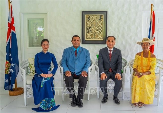 Vietnamese Ambassador to New Zealand and the Cook Islands Phan Minh Giang (second, right) and his spouse (first, left) and Sir Tom Marsters, Representative of King Charles III to the Cook Islands and his spouse (Photo: VNA)