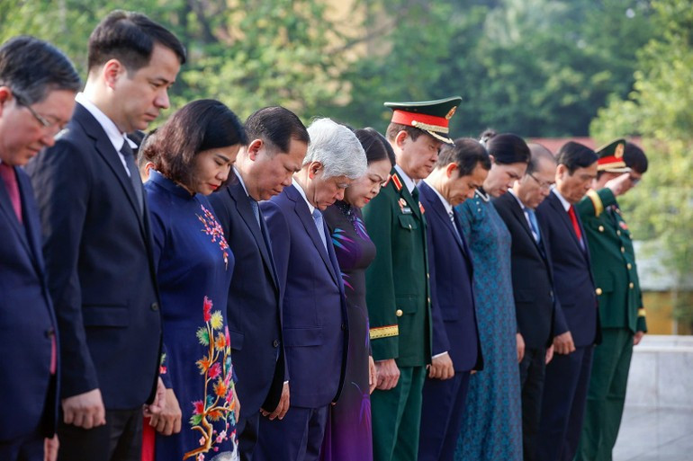 A delegation pays tribute fallen heroes at a monument on Bac Son Street in Ha Noi. A delegation pays tribute fallen heroes at a monument on Bac Son Street in Ha Noi.