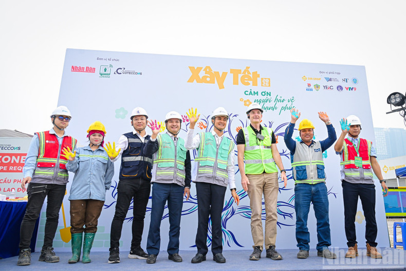 The programme features the “Safety Tree”, where engineers and workers jointly express their strong commitment to occupational safety by placing their handprints on the image.