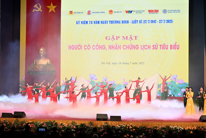 A cultural performance at the meeting. van-nghe-tai-gap-mat.jpg