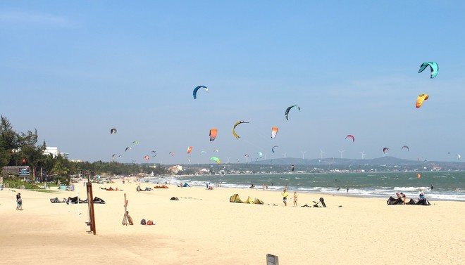 Flying kites on Mui Ne beach. (Photo: VNA)