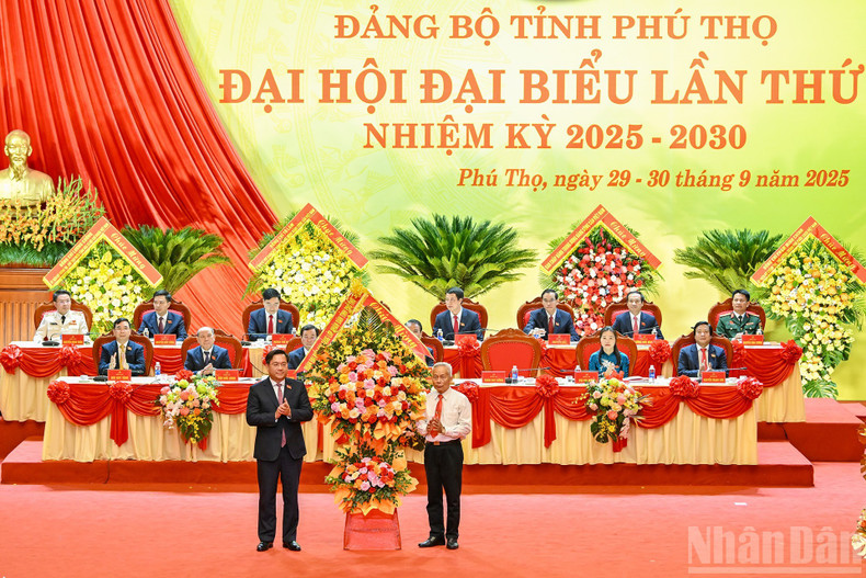 Representatives of the people of Phu Tho Province presenting flowers to congratulate the Congress. Representatives of the people of Phu Tho Province presenting flowers to congratulate the Congress.