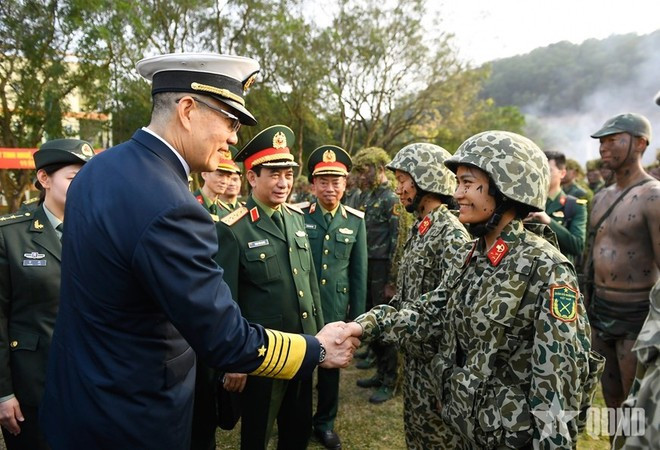 Chinese Defence Minister Dong Jun meets soldiers of Commando Brigade 113. (Photo: qdnd.vn)