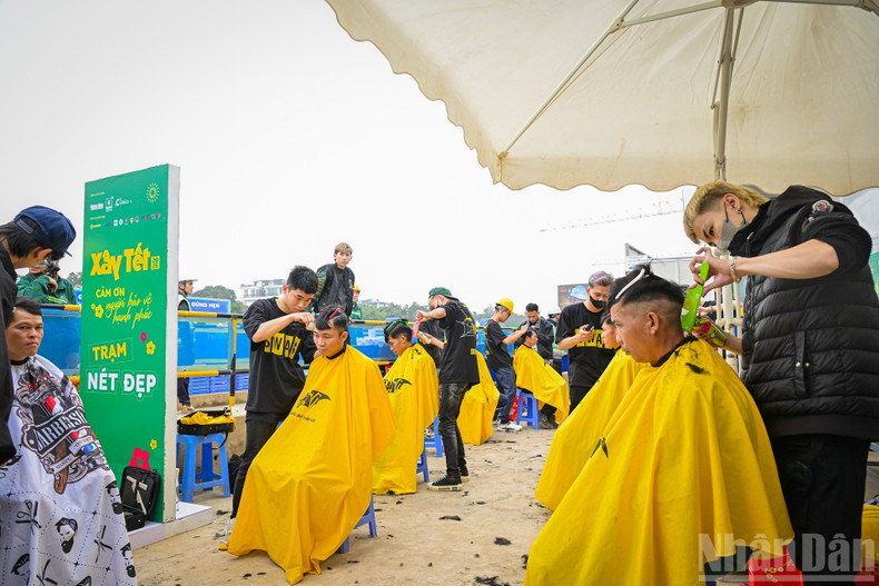 Many workers gathered at the free haircut area to prepare for a joyful Lunar New Year.