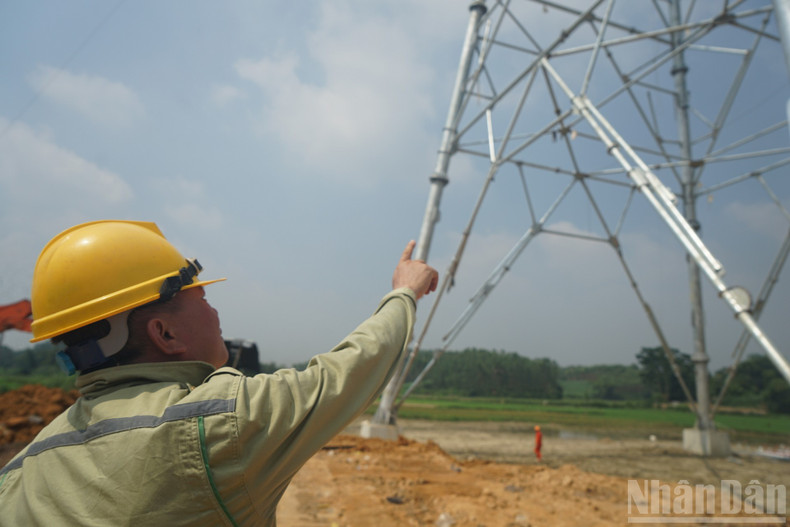 Leaders from the units remain on-site, working alongside staff and directly resolving issues on the ground. (Photo: TRUNG HUNG) 7.jpg