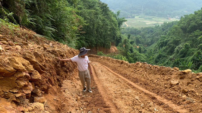 An access road in Lam Thuong Commune (Lao Cai) leading to the construction site. Just a single rain shower can turn the road into a muddy track, making it extremely difficult to transport materials and equipment to the construction location. (Photo: THUY DUNG) 2.jpg
