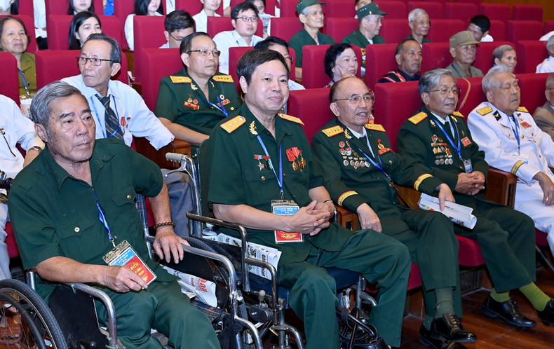 Wounded soldiers participate in the meeting. 3thuong-binh-du-gap-mat-nguoi-co-cong.jpg