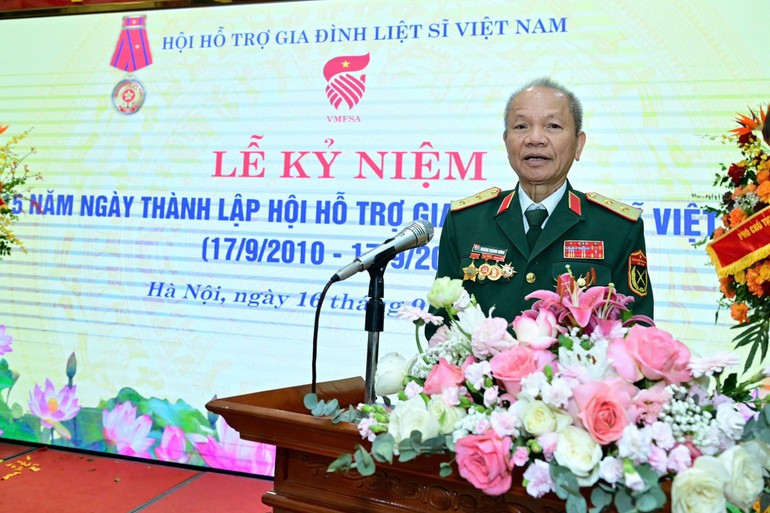 Lieutenant General Hoang Khanh Hung, President of the Viet Nam Martyrs’ Families Support Association, delivers the commemorative speech. image.jpg
