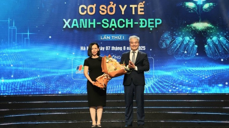 The Organising Committee presenting flowers to representatives of Long Chau Pharmacy and Vaccination System – the contest’s sponsor. image-4-8666.jpg