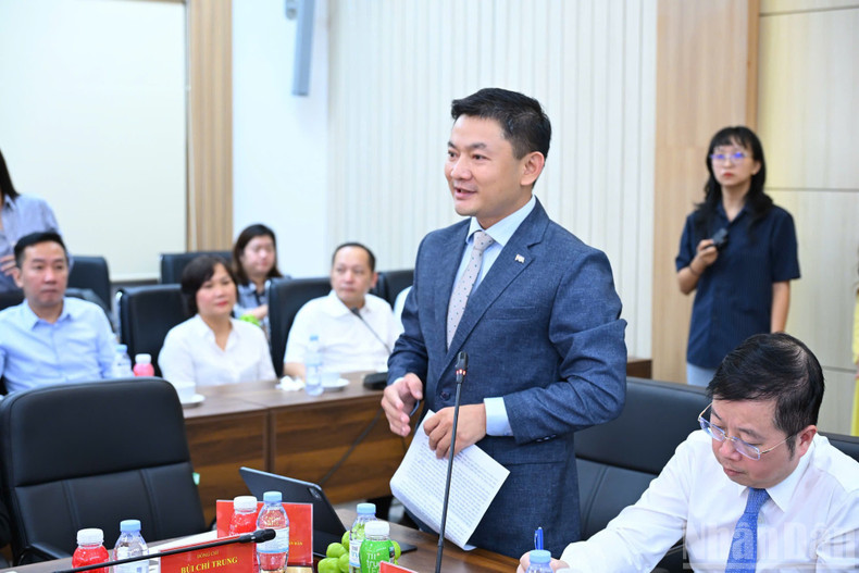Associate Professor Dr Bui Chi Trung, Deputy Director of the Academy of Journalism and Communication, University of Social Sciences and Humanities, Ha Noi, delivers his views at the launching ceremony. image-13-1611.jpg