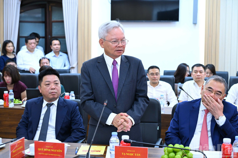Professor Dr Ta Ngoc Tan, former member of the Party Central Committee and Standing Vice Chairman of the Central Theoretical Council, shares his views at the launching ceremony. image-11.jpg