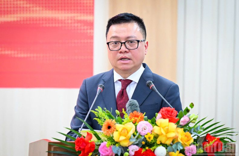 Le Quoc Minh, member of the Party Central Committee (PCC), Editor-in-chief of Nhan Dan Newspaper, Deputy Head of the PCC’s Commission for Communications, Education and Mass Mobilisation and Chairman of the Viet Nam Journalists' Association, delivers remarks. image-9.jpg