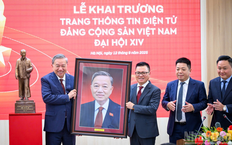 Leaders of Nhan Dan Newspaper present a gift to Party General Secretary To Lam. image-16-8093.jpg