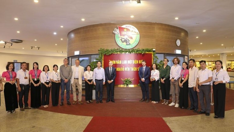 The French expert delegation with staff of the Dien Bien Phu Victory Museum. (Photo: French Embassy) image-21.jpg