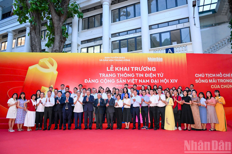 Party General Secretary To Lam poses for a commemorative photograph with Nhan Dan Newspaper staff. image-20-702.jpg