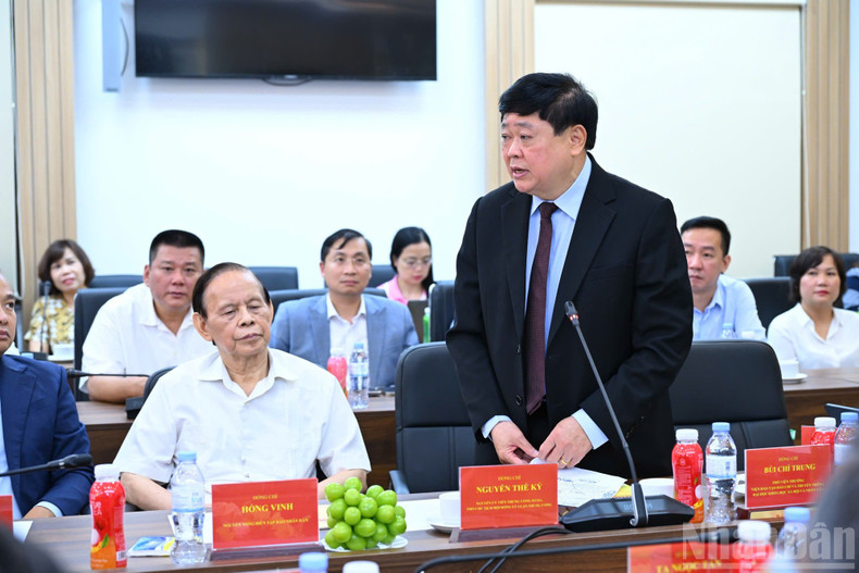 Associate Professor Dr Nguyen The Ky, former member of the Party Central Committee and Vice Chairman of the Central Theoretical Council, delivers his views at the launching ceremony. image-12.jpg