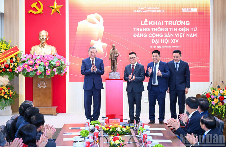 Party General Secretary To Lam presents a special gift to Nhan Dan Newspaper staff. image-15-270.jpg