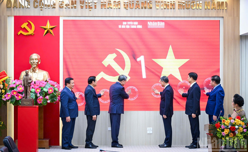 Politburo members join in pressing the button to inaugurate the special news website on the 14th National Party Congress. image-17-1476.jpg