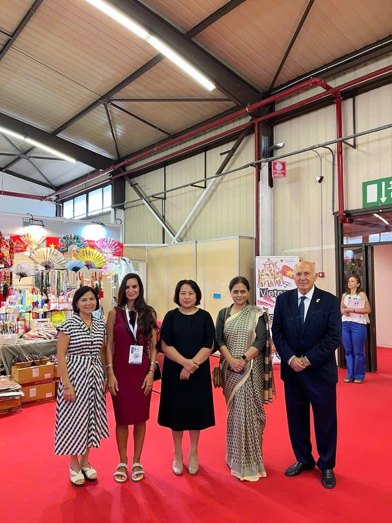 Bangladeshi Ambassador to Greece visits the Viet Nam pavilion. (Source: Vietnamese Embassy in Greece) image-16.jpg