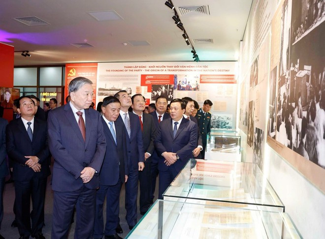 Party General Secretary To Lam and officials visit the exhibition showcasing the history of national Party congresses in Ha Noi on December 26. (Photo: VNA)