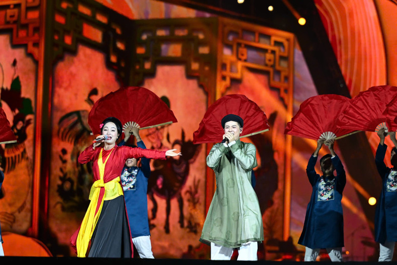 People’s Artist Thu Huyen and singer Thanh Duy perform “In My Next Life, I Will Still Be Vietnamese”. image-14.jpg