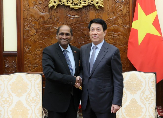 State President Luong Cuong hosts Singaporean Ambassador Jaya Ratnam on October 27. (Photo: VNA) State President Luong Cuong hosts Singaporean Ambassador Jaya Ratnam on October 27. (Photo: VNA)