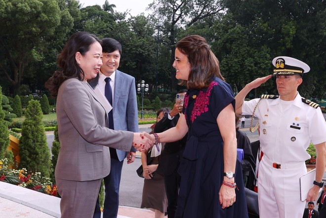 State Vice President Vo Thi Anh Xuan welcomes Vice President of Ecuador Maria Jose Pinto Gonzalez Artigas on October 27. (Photo: VNA) State Vice President Vo Thi Anh Xuan welcomes Vice President of Ecuador Maria Jose Pinto Gonzalez Artigas on October 27. (Photo: VNA)