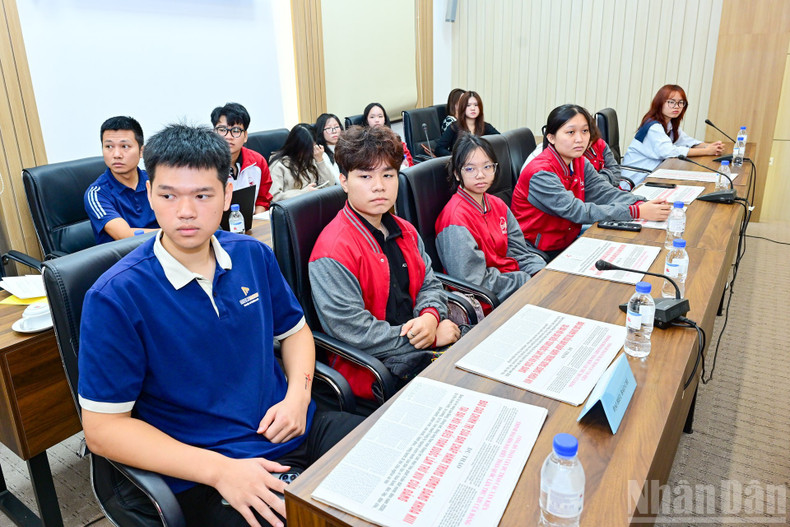 Young participants listen attentively to the speakers’ presentations.