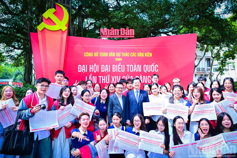 Party and government leaders visit the exhibition area and take commemorative photos with young readers.