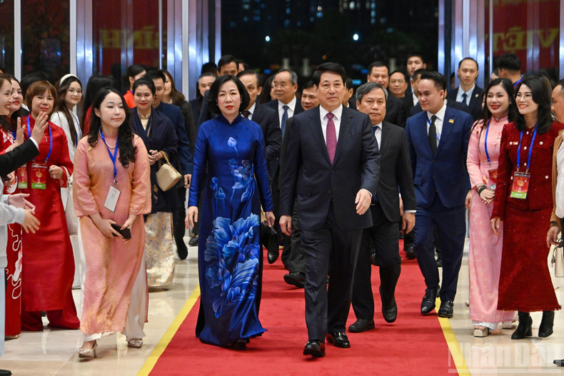 State President Luong Cuong and his spouse, Nguyen Thi Minh Nguyet, together with delegates arriving at the programme.