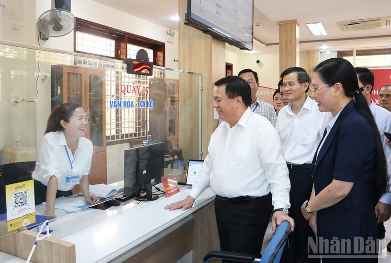 Politburo Member Nguyen Xuan Thang also inspected the operations of the Tu Nghia Commune Public Administration Service Centre. img-0216.jpg