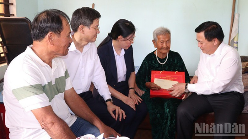 Politburo Member Nguyen Xuan Thang, Director of the Ho Chi Minh National Academy of Politics and Chairman of the Central Theoretical Council presents gifts to Heroic Vietnamese Mother Nguyen Thi Nuoi in Van An 3 Hamlet, Tu Nghia Commune. img-0260.jpg