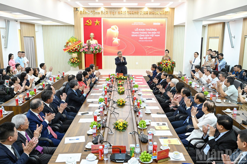 Overview of the launching ceremony for the special news website on the 14th National Party Congress at the headquarters of Nhan Dan Newspaper. Overview of the launching ceremony for the special news website on the 14th National Party Congress at the headquarters of Nhan Dan Newspaper.