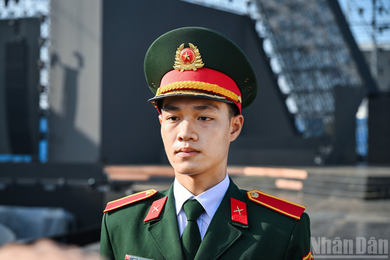 Sergeant Nguyen Huu Quan shared that for him, this is not only an event honouring the spirit of patriotic soldiers, but also an opportunity for the people and the army to come closer together, strengthening solidarity. 11.jpg