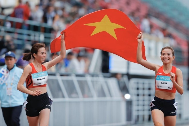 Nguyen Thi Oanh (right) claims the gold medal, while Doan Thu Hang takes a silver in the women’s 3,000m steeplechase event. (Photo: VNA)